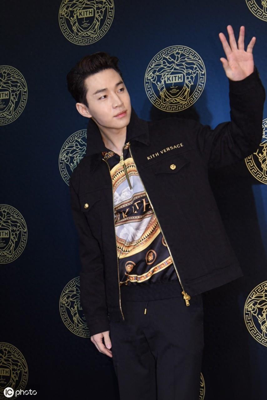 低俗还是幼稚？刘宪华对热巴做不雅动作，其实不是第一次