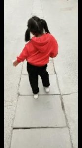 ​搞笑gif图21张：迈着六亲不认的步伐，小姑娘是遇上什么好事了