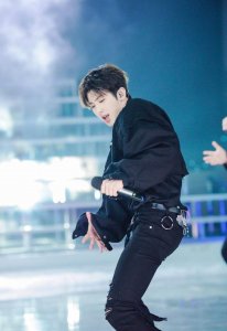 ​蔡徐坤终于找到了此生挚爱，并害羞表白：要爱她一辈子