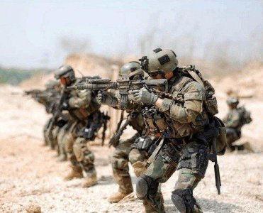 ​美军标配是全指手套，我们士兵常用半指手套，这究竟有何讲究？