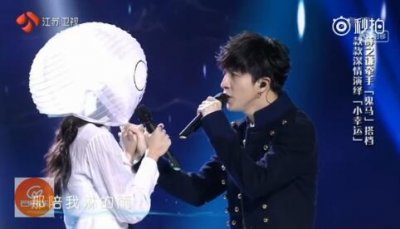 ​薛之谦牵手欧阳娜娜合唱《小幸运》，网友：演技烂连唱歌也这么烂