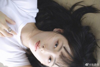 ​张嘉倪晒美照，妆容素颜美成仙，清纯氛围似少女，马甲线更是绝了