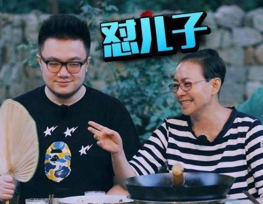 曾对儿子不闻不问,今儿子年薪百万,却说宋丹丹儿子巴图是他的痛