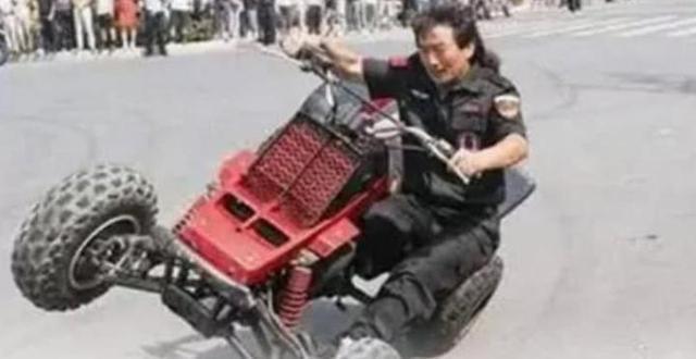 成龙的替身,拍戏多年满身伤痕,成龙“送”他一辆法拉利表感激!