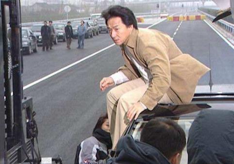 成龙的替身,拍戏多年满身伤痕,成龙“送”他一辆法拉利表感激!