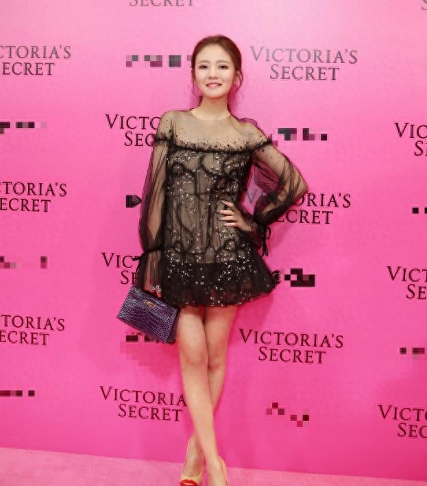 37岁安以轩穿着越发大胆，穿都跟没穿一样，难怪陈荣炼这么喜欢！