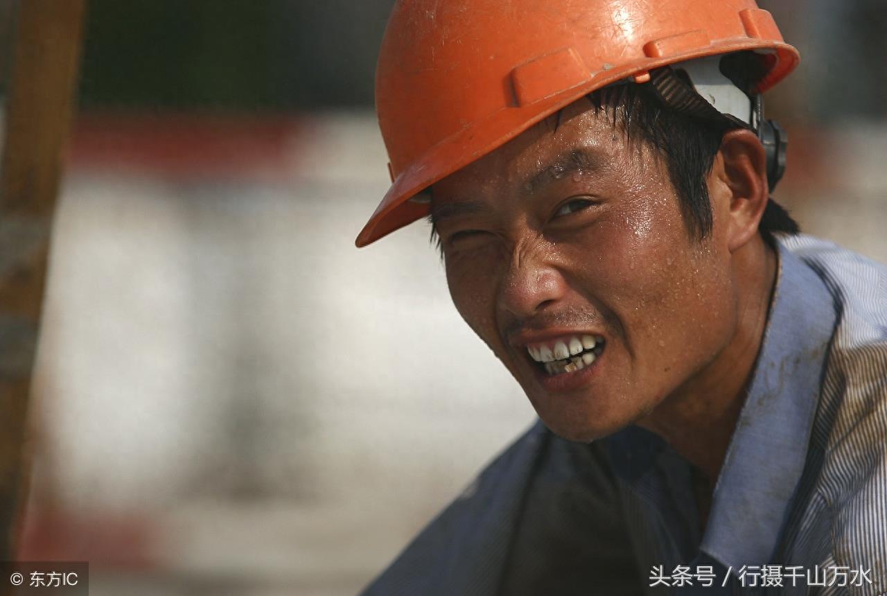 高温下建筑工人挥汗如雨10张图，生活艰辛，辛苦的劳动者值得尊重