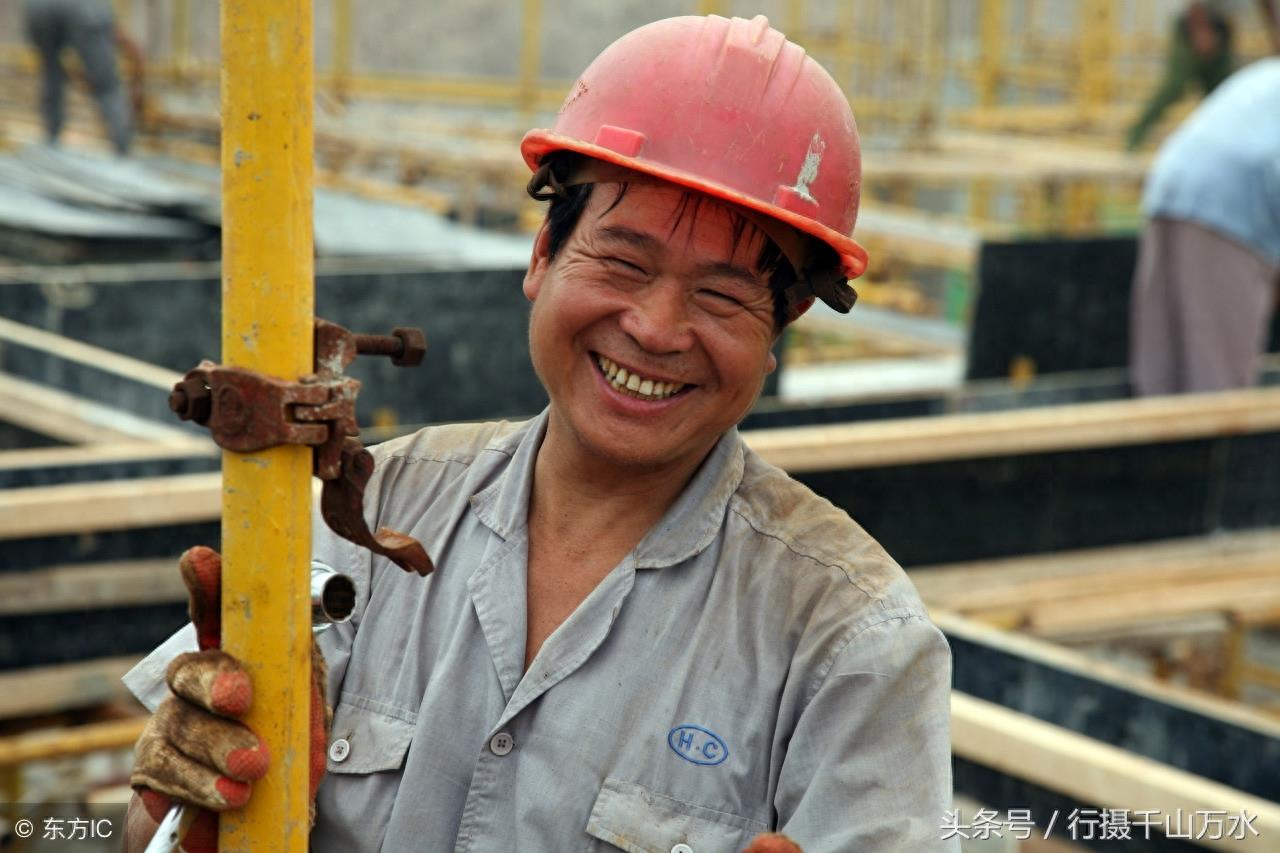 高温下建筑工人挥汗如雨10张图，生活艰辛，辛苦的劳动者值得尊重