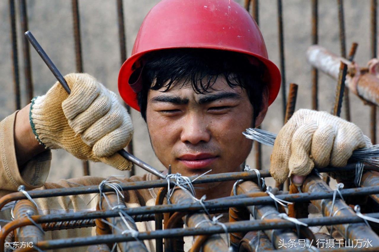 高温下建筑工人挥汗如雨10张图，生活艰辛，辛苦的劳动者值得尊重