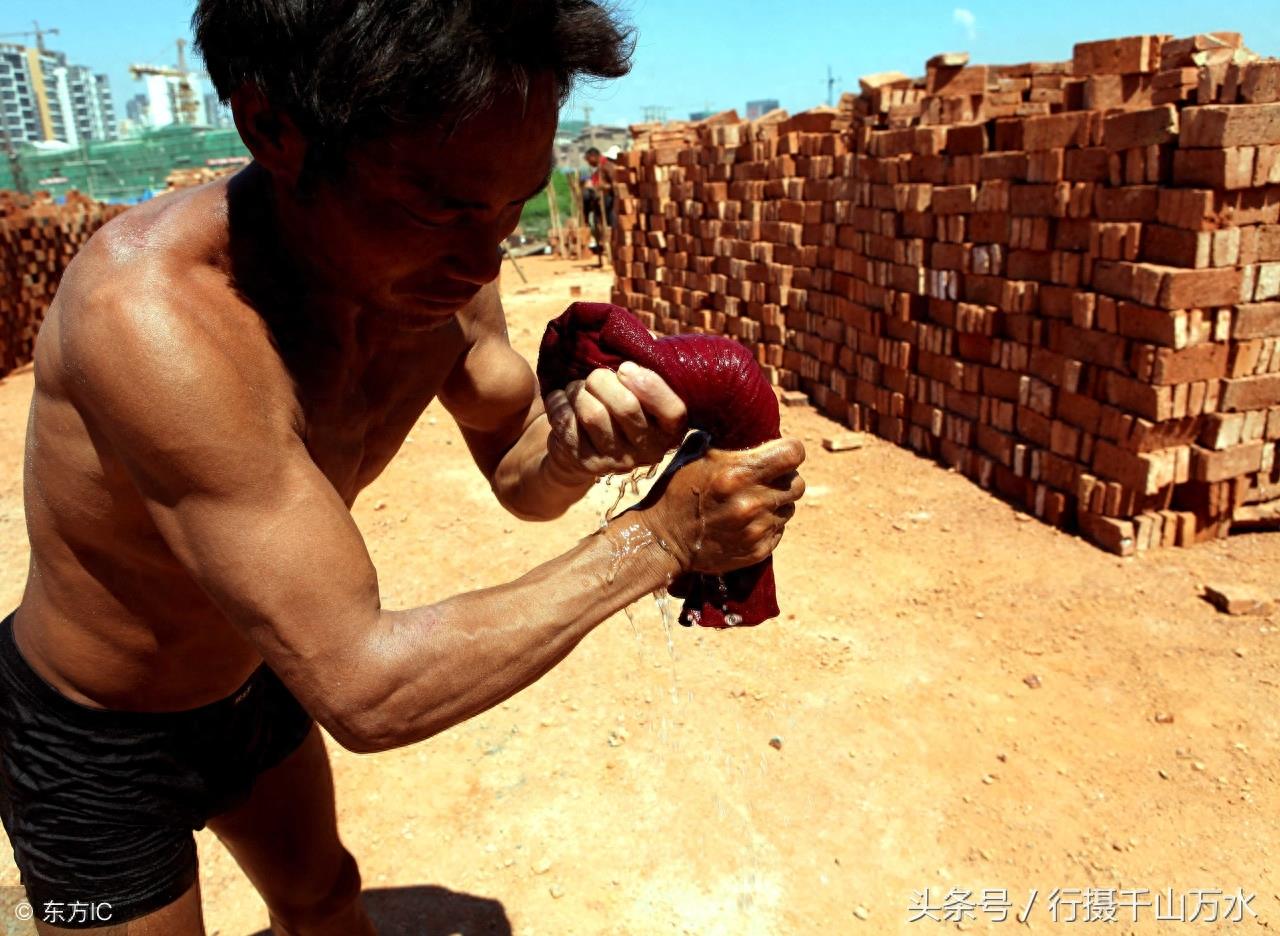 高温下建筑工人挥汗如雨10张图，生活艰辛，辛苦的劳动者值得尊重