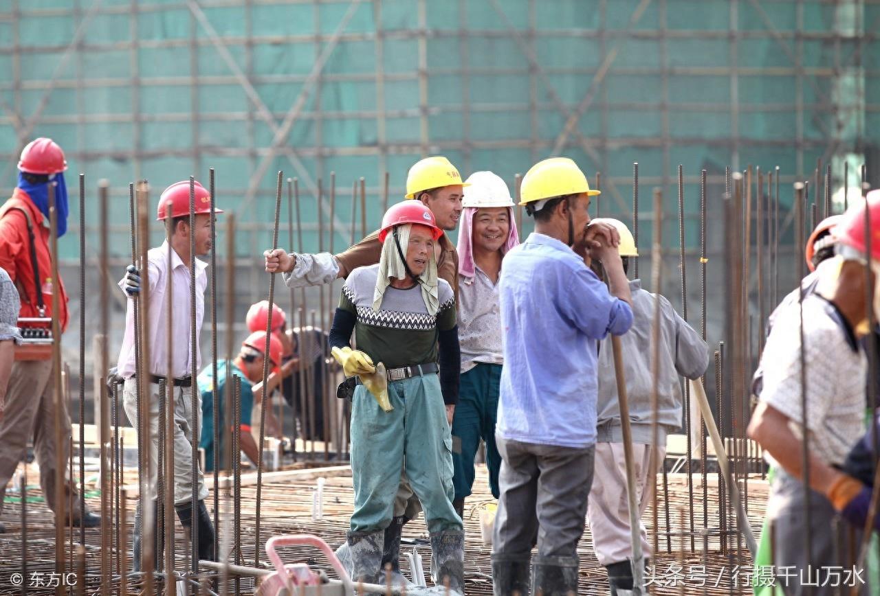 高温下建筑工人挥汗如雨10张图，生活艰辛，辛苦的劳动者值得尊重