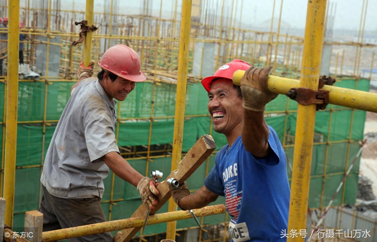 高温下建筑工人挥汗如雨10张图，生活艰辛，辛苦的劳动者值得尊重