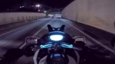 ​不要命了！男子骑着摩托车追高铁 时速一度高达280公里