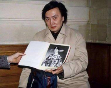 ​法国外交官爱上京剧女演员，二人生下一子，多年后发现妻子是男人