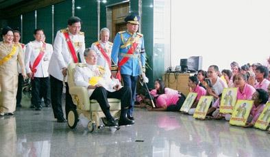 泰国国王普密蓬传奇的一生——泰国人民的守护神