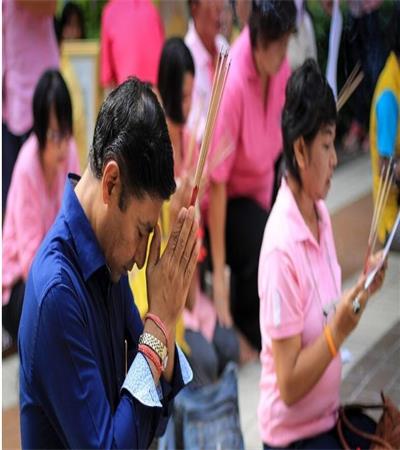 泰国国王普密蓬传奇的一生——泰国人民的守护神