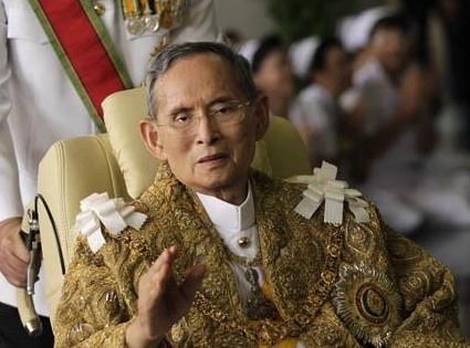 泰国国王普密蓬传奇的一生——泰国人民的守护神