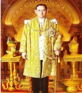 ​泰国国王普密蓬传奇的一生-泰国人民的守护神