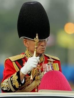 泰国国王普密蓬传奇的一生——泰国人民的守护神