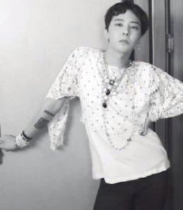 ​亚洲天王权志龙近照曝光，鼻子变挺被网友疑整容，还撞脸伏地魔？