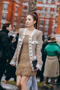 ​易烊千玺的女神朴山多拉无惧寒冷露美腿 面目白皙展现独有魅力