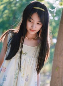 ​“小小龙女”张籽沐身穿花色露背长裙，彷如小仙女一般