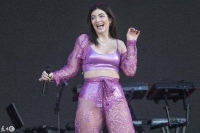 ​歌手洛儿在海顿公园表演，女伴舞实力抢镜