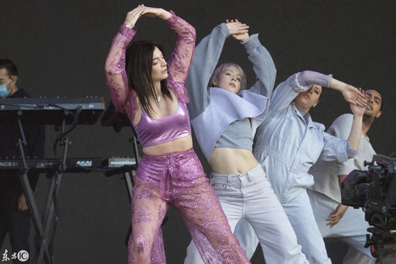 歌手洛儿在海顿公园表演，女伴舞实力抢镜