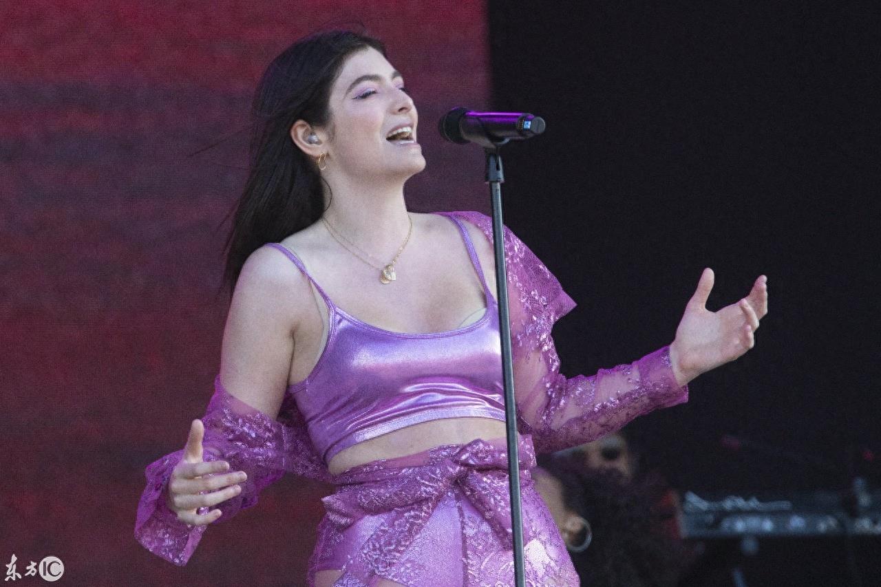 歌手洛儿在海顿公园表演，女伴舞实力抢镜