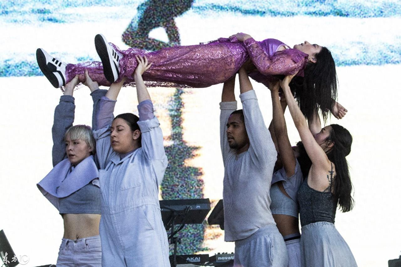 歌手洛儿在海顿公园表演，女伴舞实力抢镜