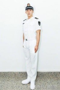 ​《红海行动》黄景瑜海军装造型曝光，网友：这颜值让人服气啊！