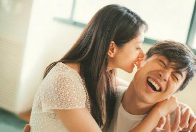 ​沈佳妮：体操运动员转行当演员，30岁嫁29岁朱亚文生两女被当成宝