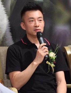 ​还记得《同一首歌》主持亚宁吗？他现在近况如何，年过50至今单身