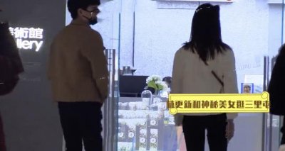 ​林更新再曝新恋情？和美女手挽手亲吻行为亲密，女方正脸照曝光