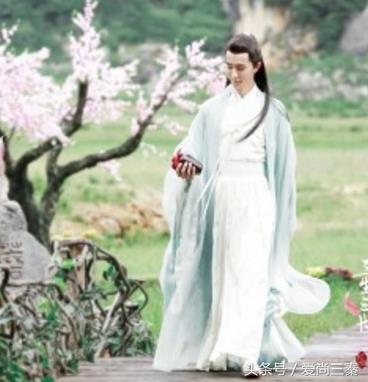 《三生三世十里桃花》于朦胧一出场，师傅墨渊的颜值简直没法看了