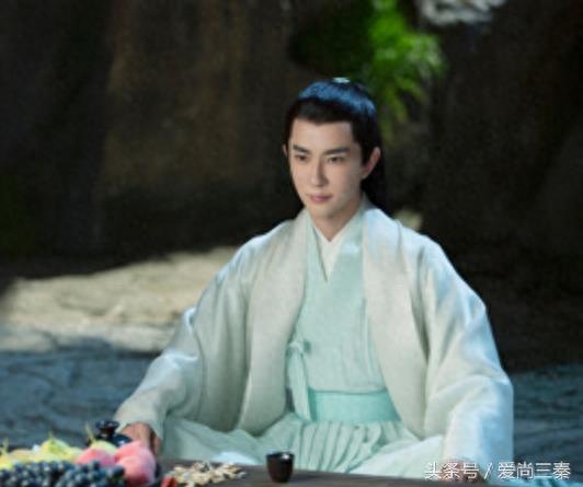 《三生三世十里桃花》于朦胧一出场，师傅墨渊的颜值简直没法看了