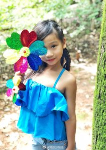 ​蒋丽莎晒自拍，瘦成排骨胸锁骨惊人，7岁女儿已经有大长腿了