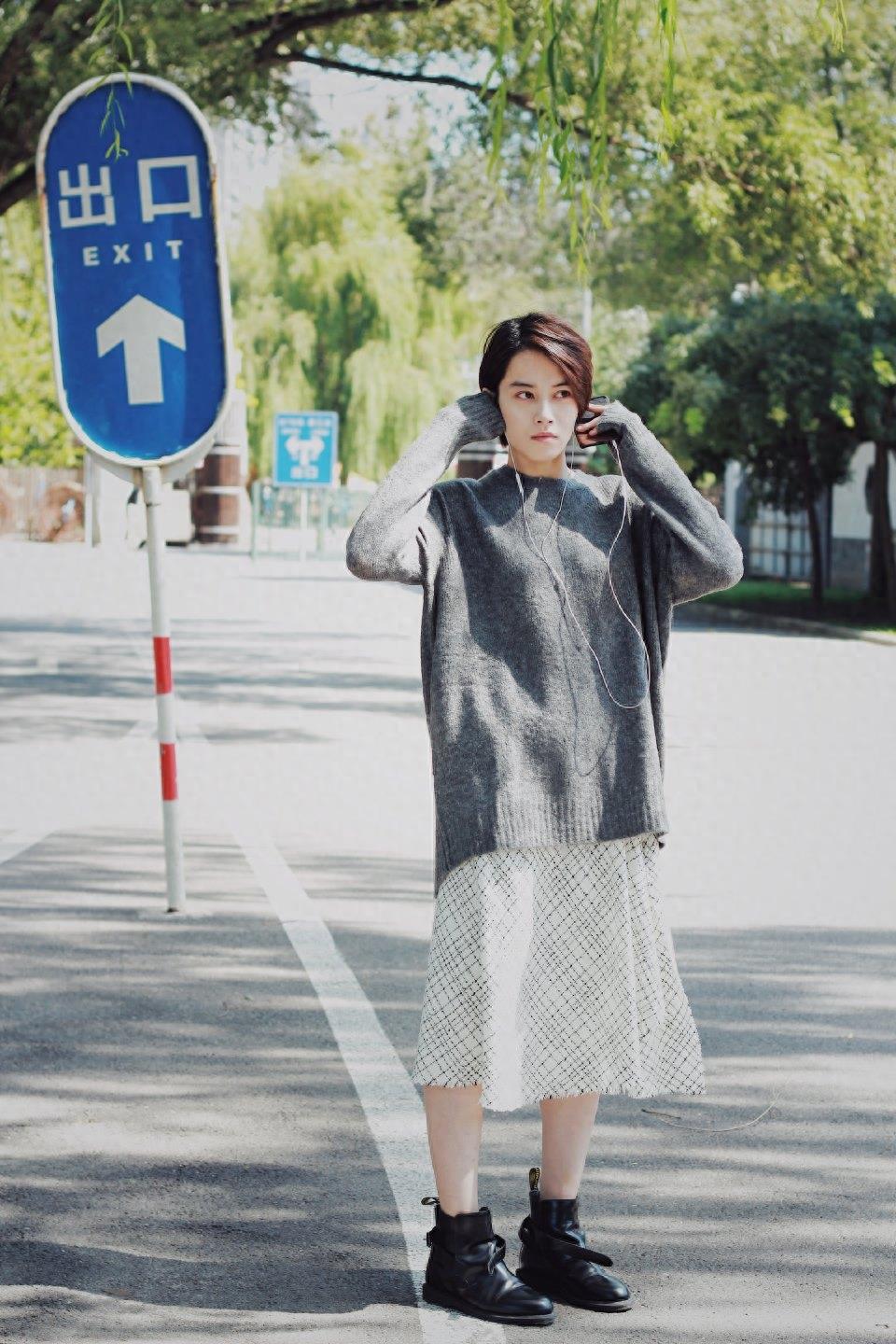 是《小女花不弃》里的大哥莫若菲,也是帅气女孩邢恩