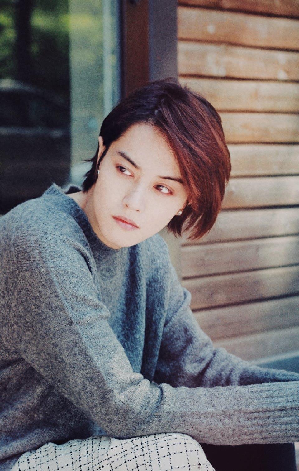 是《小女花不弃》里的大哥莫若菲,也是帅气女孩邢恩