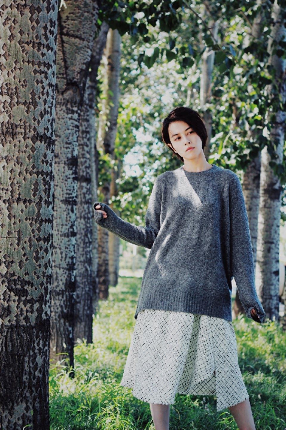 是《小女花不弃》里的大哥莫若菲,也是帅气女孩邢恩