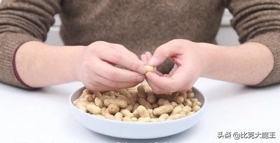 ​剥花生别用手抠，只需2根筷子1个瓶盖，快速剥花生，好用不伤手