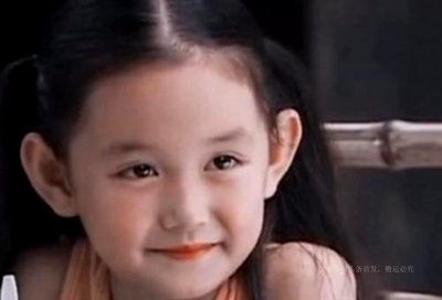 ​她11岁被吴磊夺走初吻，因长得太漂亮被禁止整容，如今长大大变样