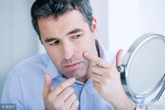 女生胸口长红色痘痘怎么回事（胸前长痘痘是什么原因）