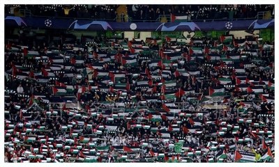 ​无视俱乐部禁令，凯尔特人球迷在看台上高举挥舞巴勒斯坦国旗