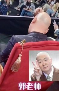 ​郭冬临参加活动，给自己的头补妆，原来郭老师也是个精致boy