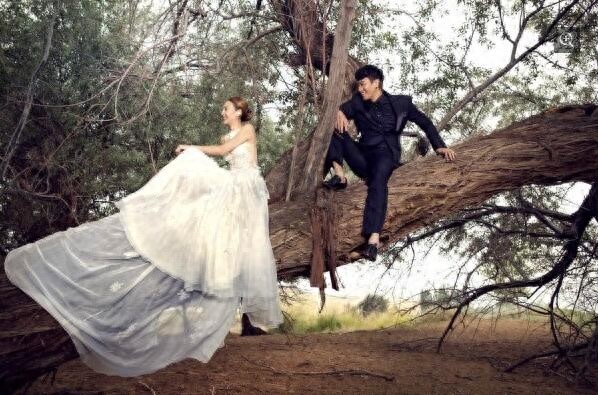 何润东婚纱照曝光，戈壁风沙中的唯美！