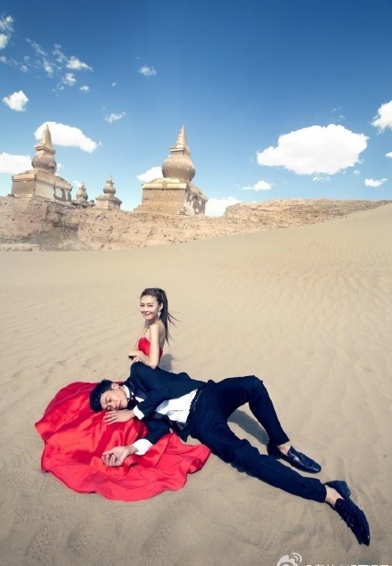 何润东婚纱照曝光，戈壁风沙中的唯美！