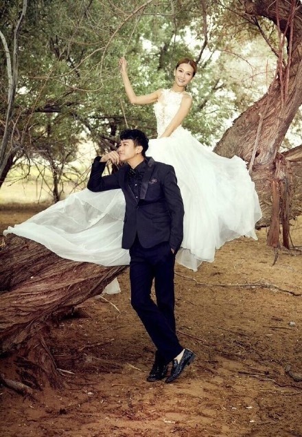 何润东婚纱照曝光，戈壁风沙中的唯美！