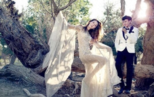 何润东婚纱照曝光，戈壁风沙中的唯美！