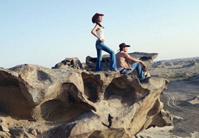 何润东婚纱照曝光，戈壁风沙中的唯美！